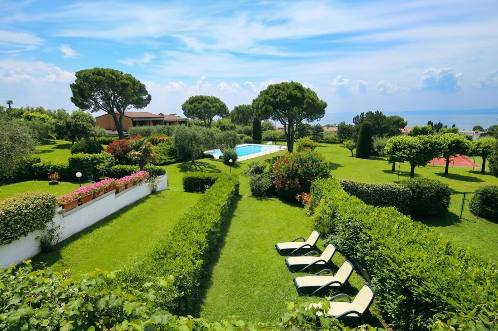 Tennis / Pool / Barbecue Bardolino Exterior photo